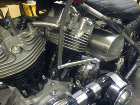 Tillverkat: länkage för att få en hög växelspak och oljetank i borstat rostfritt stål.