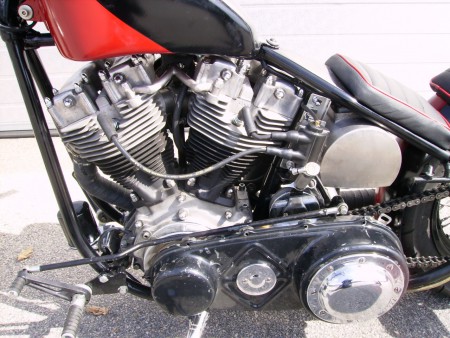 Tillverkat: Oljetank i borstat rostfritt stål, sadelbotten och modifierad Sportstertank.