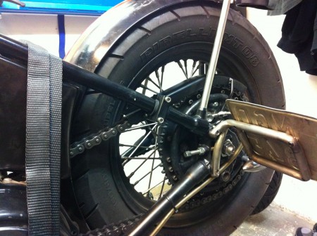 Tillverkat: kedjeskydd samt skylthållare i rostfritt stål. Skylthållaren tillverkad för en mycket mindre registreringsskylt än standard.