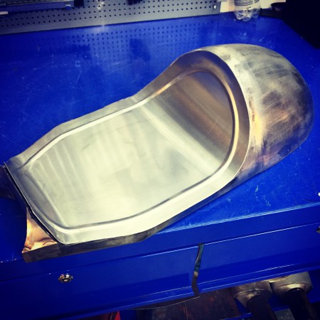 Tillverkat: Sits och cuts till mitt cafe racer-bygge. Även sadelbotten. Vill du ha en ny sadel så hör av dig så gör jag en ny botten och jag kan även lämna in den på klädsel.