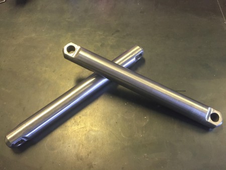 Stelbensstag, få ett old school-stuk och montera skärmen så tajt mot däcket du vill utan att behöva reg-besikta! Vid besiktning är det bara att montera tillbaka originalstötdämparna igen.